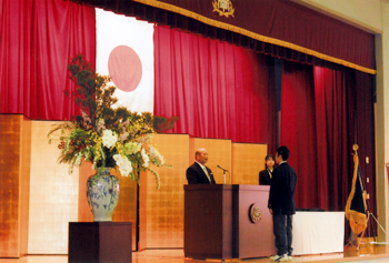関西大学 上原 洋允理事長の祝辞と記念品贈呈