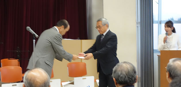 岡田同窓会長より関西大学北陽高校　鈴木校長へ寄付金の贈呈が行われました。