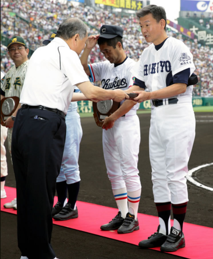 硬式野球部前監督 新納弘治さん「育成功労賞」受賞 - 関西大学北陽高校